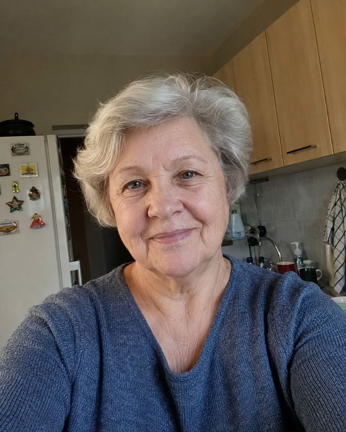 Buitinis močiutės selfis virtuvėje